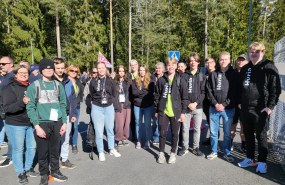 Hyrian Taitaja-joukkue keväisessä auringonpaisteessa Hyria-hupparit päällään valmiina Porissa