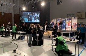Yläkoululaisia kisaamassa kädentaidoista liikuntasalissa