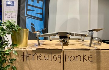 Drone NewLog-hankkeen messuosaston pöydällä Studia-messuilla.