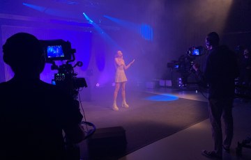 Laulaja Nuppu Oinas studiossa laulamassa