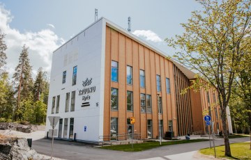 Kruunu-kampuksen A-rakennus kadulta katsottuna