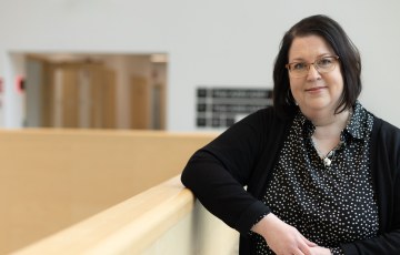 Asiantuntija Riikka Hovin puolivartalokuva