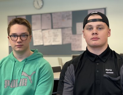 Santtu Räsänen ja Eemeli Hankkila istumassa vierekkäin luokassaan Karankadun kampuksella