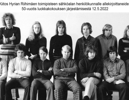 14 puhelinasentajaa vuodelta 1972 luokkakuvassa