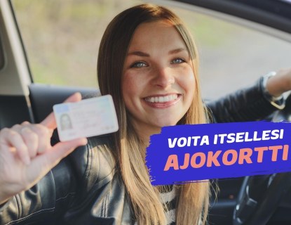 Nuori nainen istuu autossa ja näyttää ajokorttiaan. Teksti: Voita itsellesi ajokortti