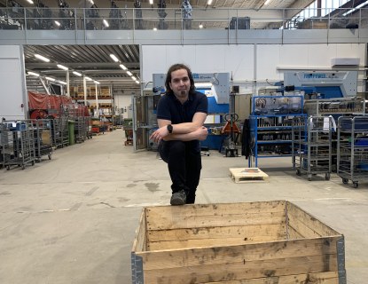 CNCenterin Riihimäen tehdas sisältä ja tuotantopäällikkö Mika Kaseva nojailemassa lavakauluksen reunaan. 