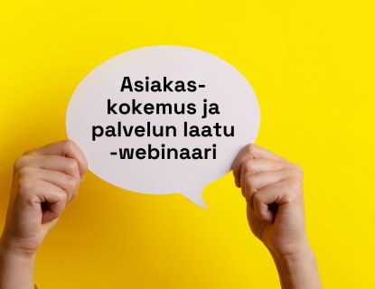 Kädet pitelevät puhekuplaa, jossa teksti "Asiakaskokemus ja palvelun laatu -webinaari"