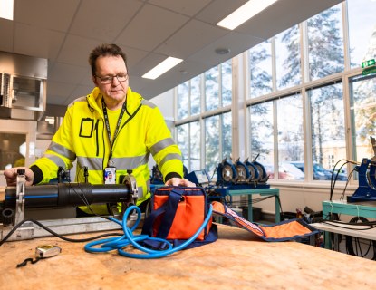 Hannu Perälä opetussalissa