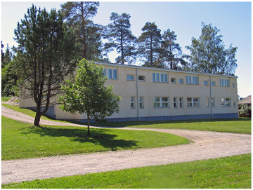 Poikien asuntola ulkoa kuvattuna.