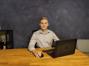Kone- ja metallialan yrittäjä Jonatan Hietaranta työpöytänsä äärellä