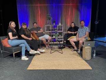 Ihmisiä istumassa sohvilla studiossa